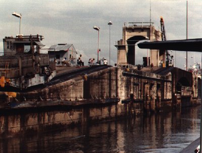 Miraflores Locks, in the locks,at Lake Victoria, Panama Canal, Apr 1982 SSN 669.jpg (32449 bytes)